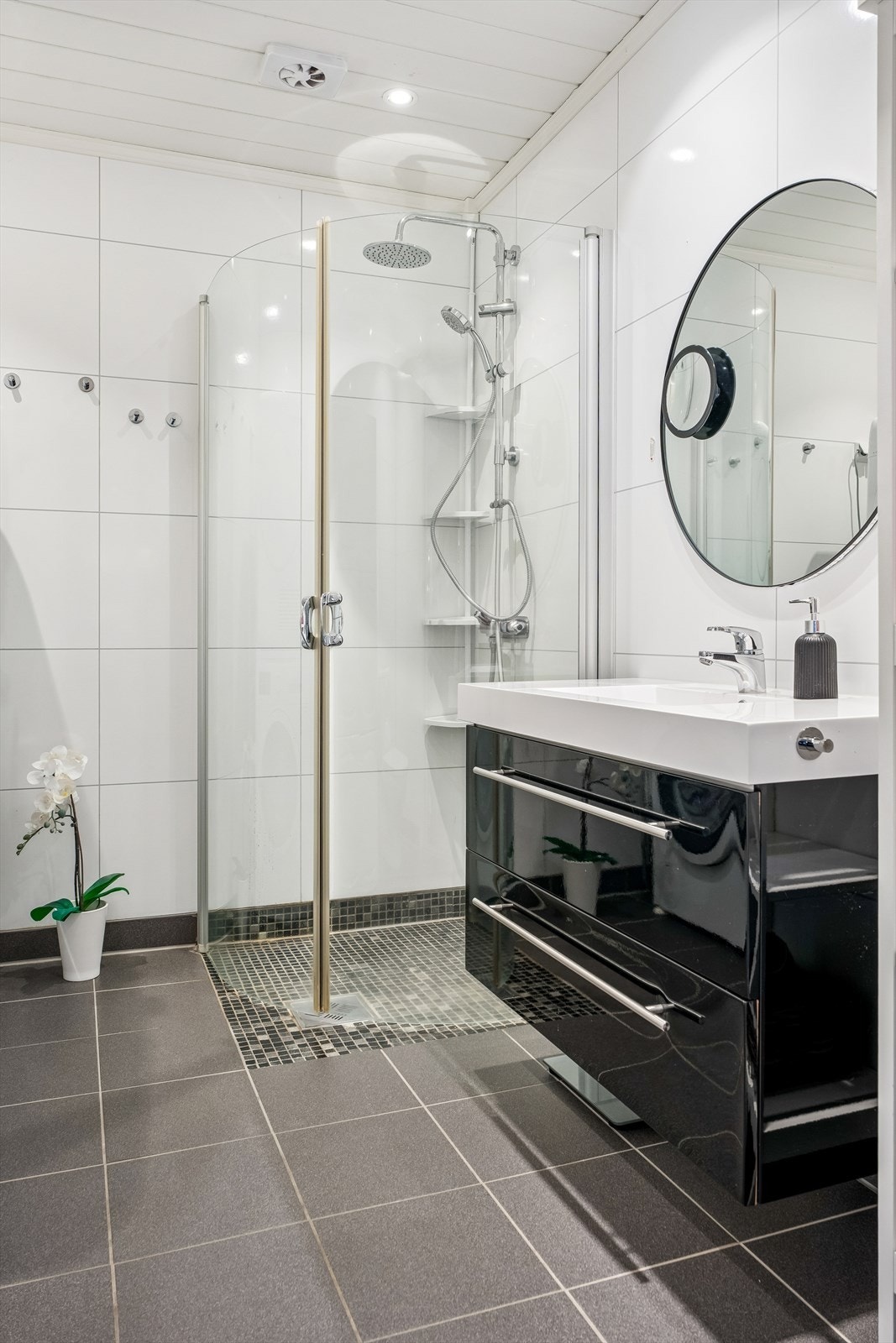 Dusjhjørne med innfellbare glassdører er en arealeffektiv løsning. Galleribilde