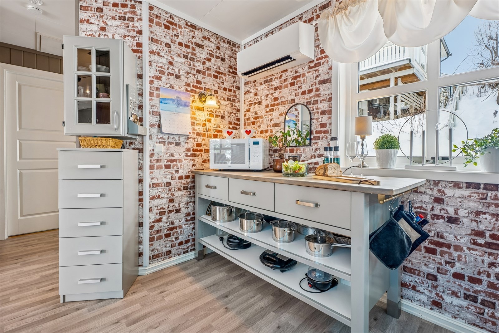 En praktisk kjøkkenøy gir ekstra arbeids- og oppbevaringsplass. Galleribilde