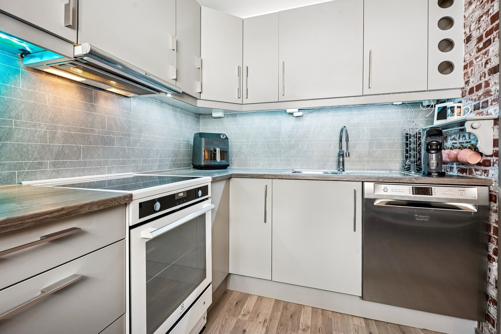 Kjøkkenet er funksjonelt med plass for frittstående hvitevarer. Opplegg for oppvaskmaskin. Galleribilde