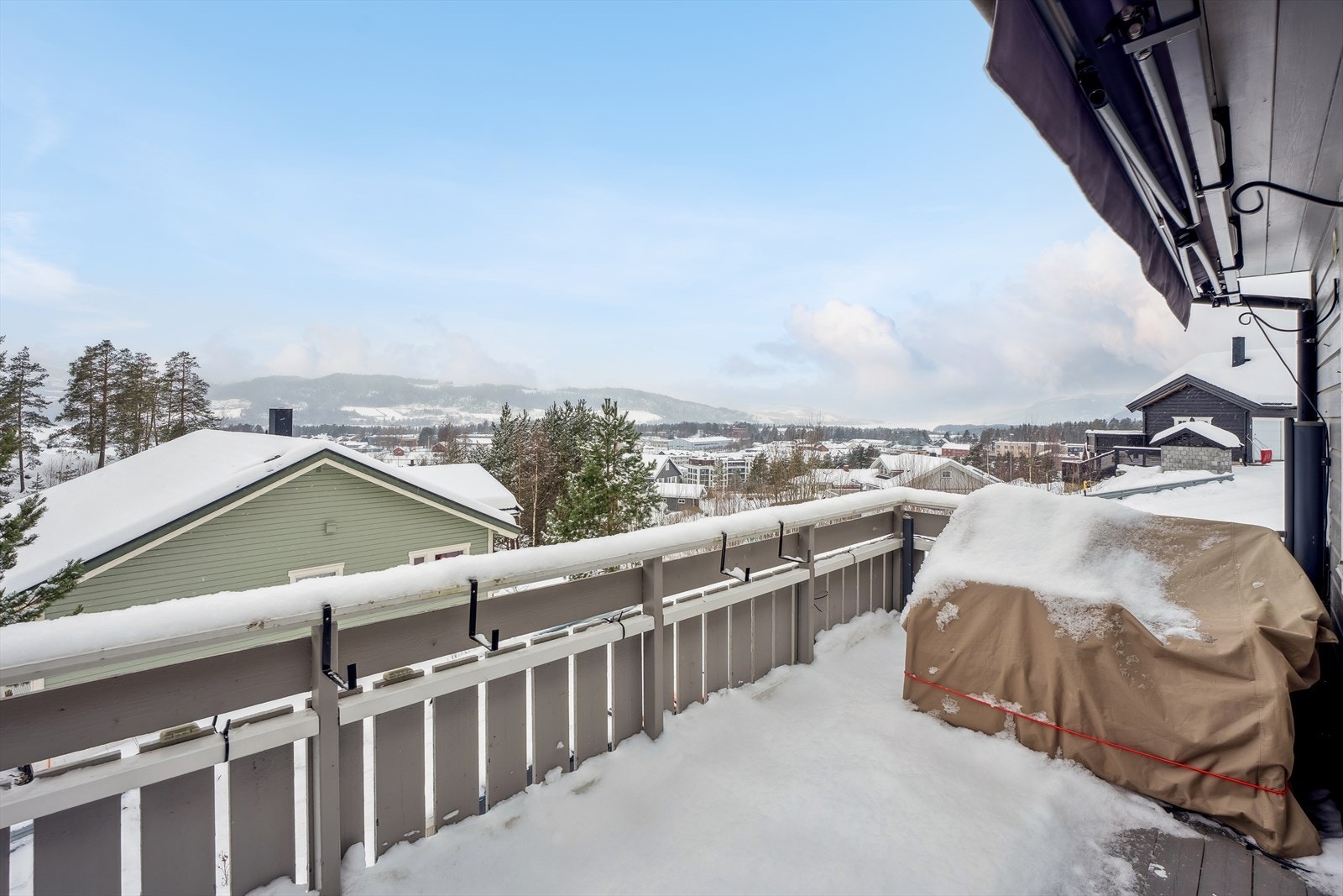 Fra balkongen har du en åpen og fin utsikt over nærområdet. Galleribilde