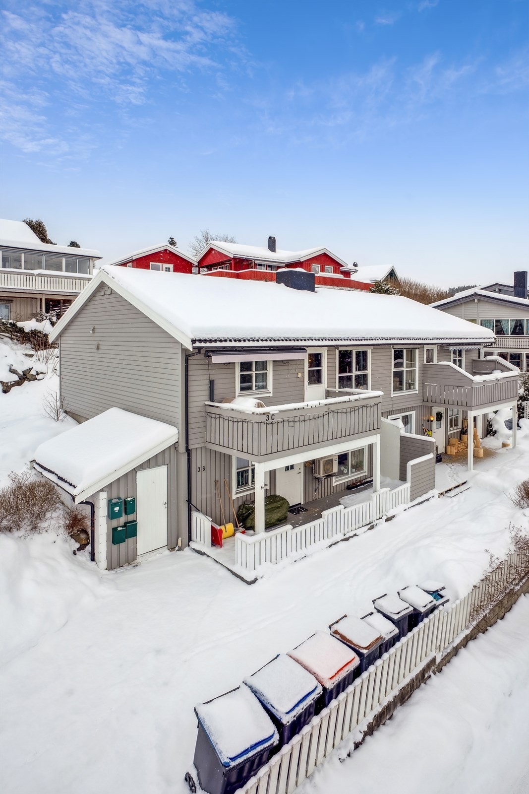 Leiligheten ligger i 1. etasje i en 4-mannsbolig. Bygget har 1. etasje og underetasje. Galleribilde