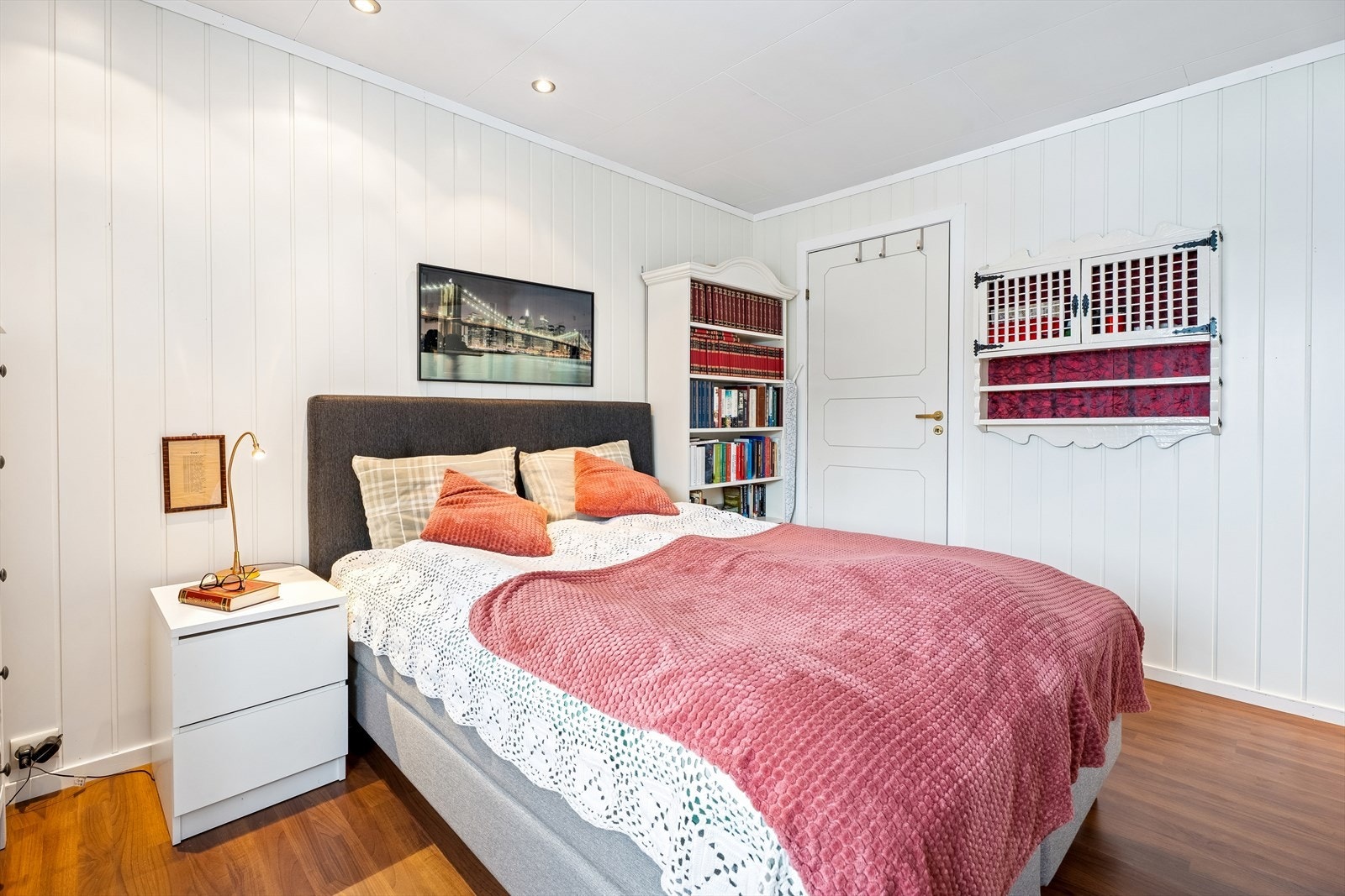 Downlights i taket gir god grunnbelysning på hovedsoverommet. Galleribilde