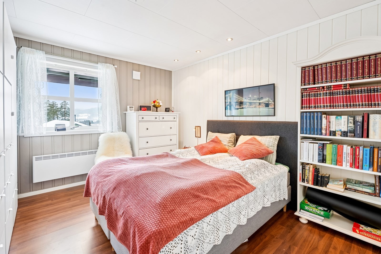 Hovedsoverommet er av god størrelse med plass til dobbeltseng og garderobeløsning. Galleribilde