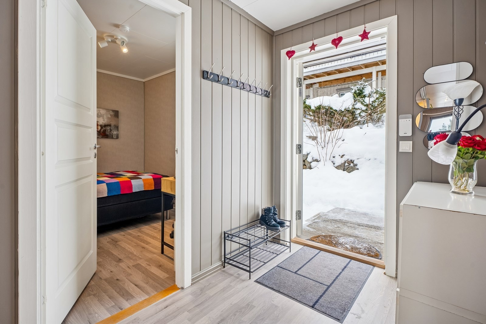 Velkommen inn i en lys entré med plass til oppbevaring av yttertøy og sko. Galleribilde