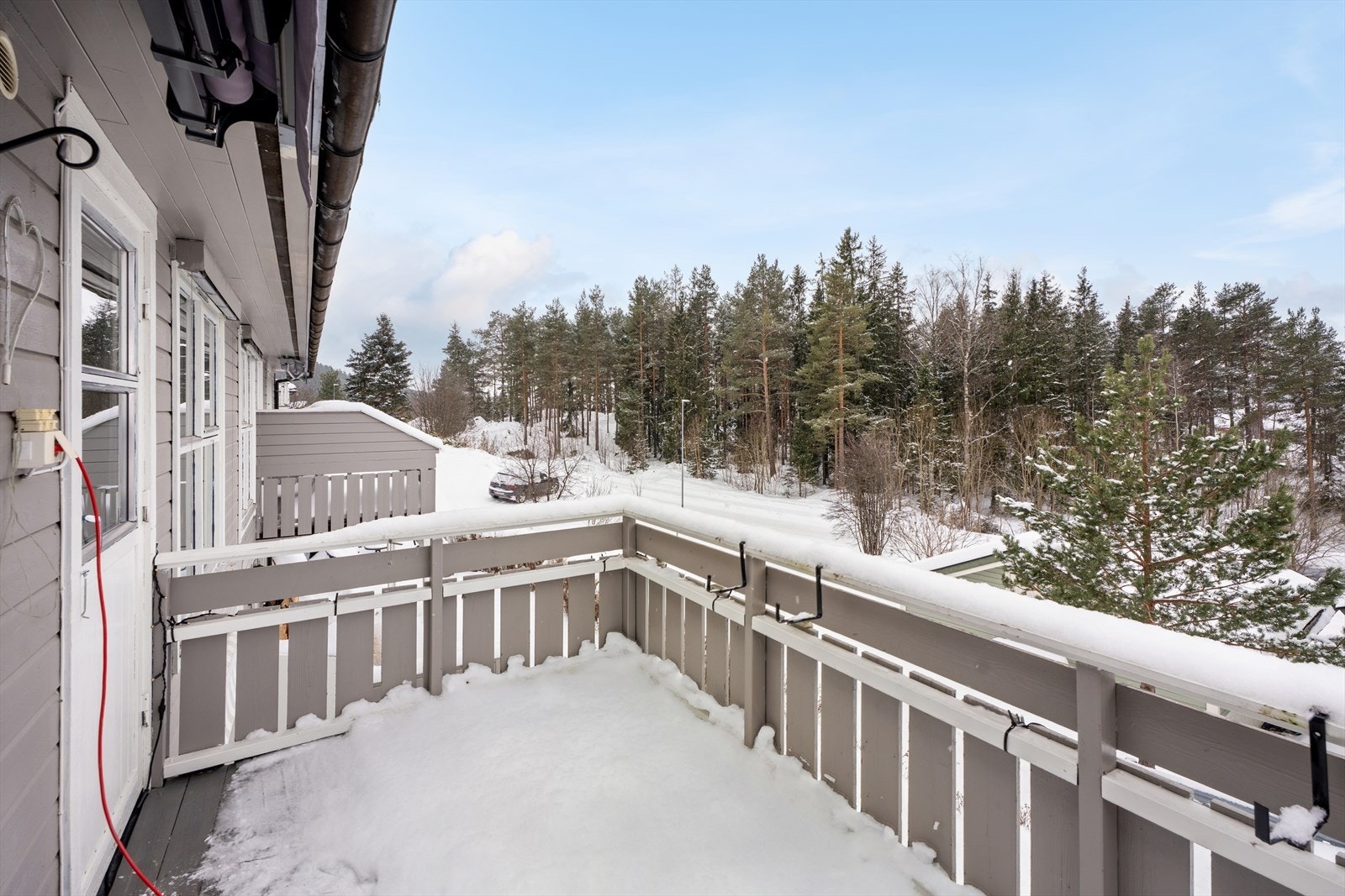 Balkongen strekker seg langs deler av fasaden og har god plass til utemøbler. Galleribilde
