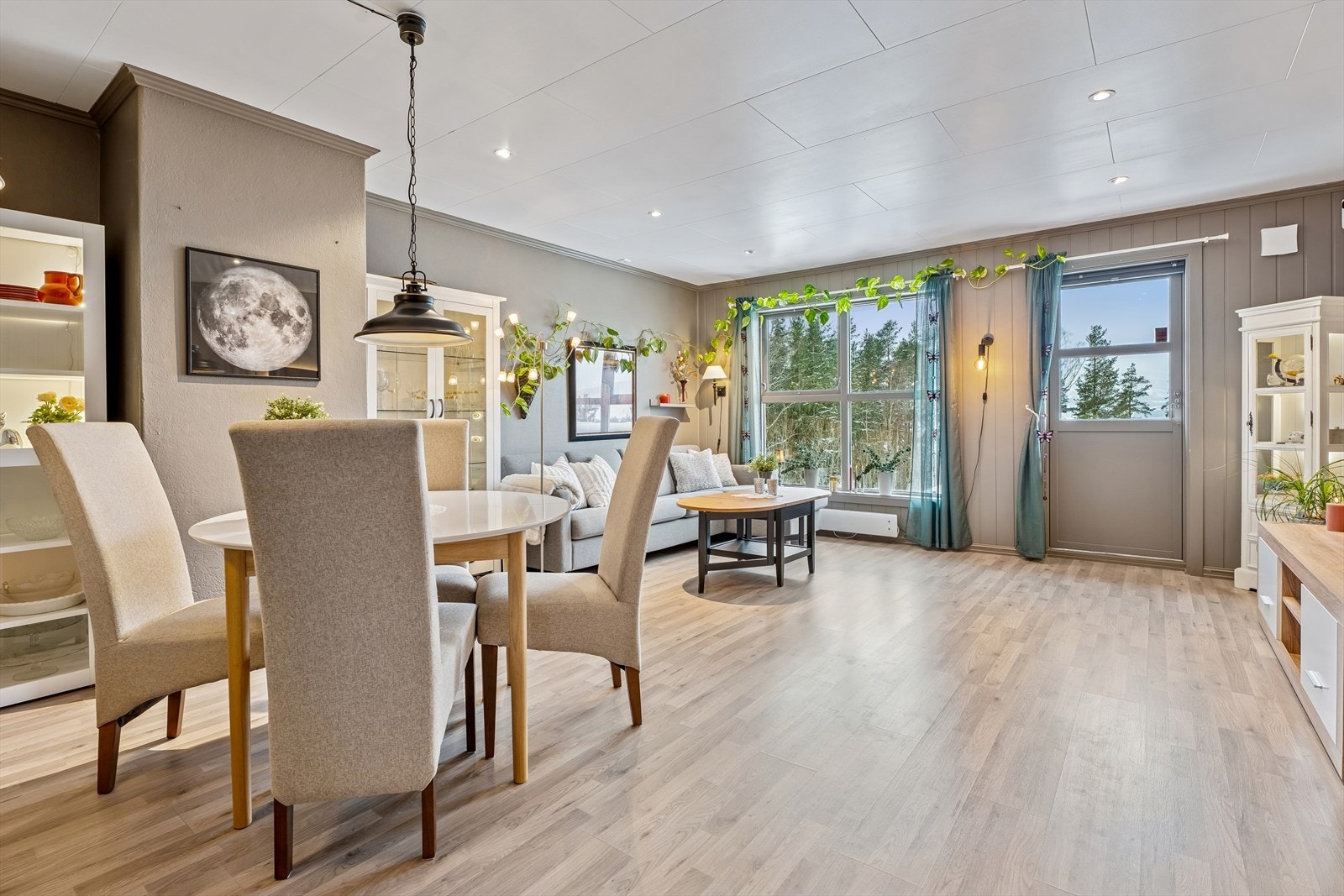 Gjennomgående laminatgulv og panel på veggene gir et helhetlig inntrykk. Galleribilde