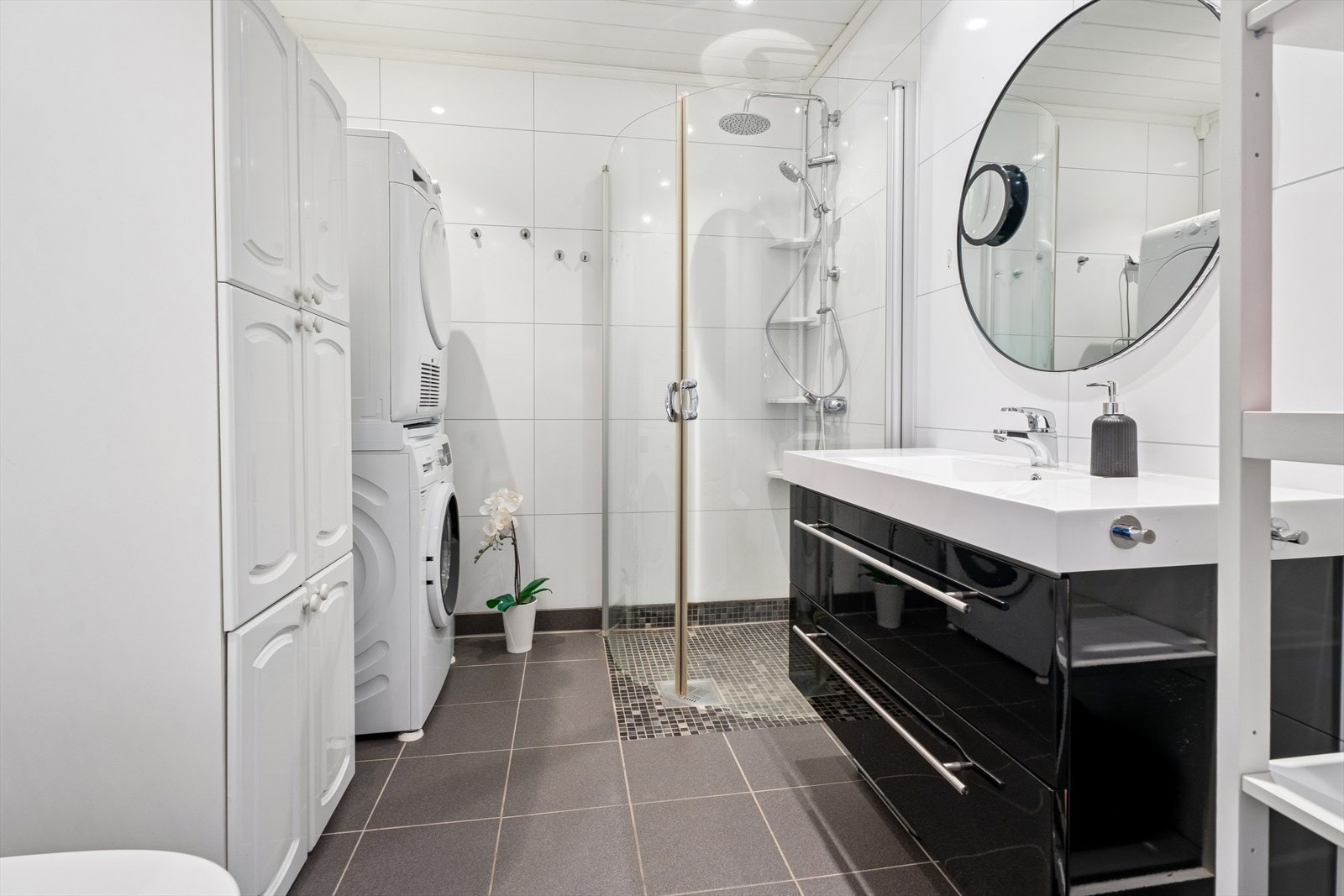 Det er praktisk opplegg for vaskesøyle med vaskemaskin og tørketrommel på badet. Galleribilde