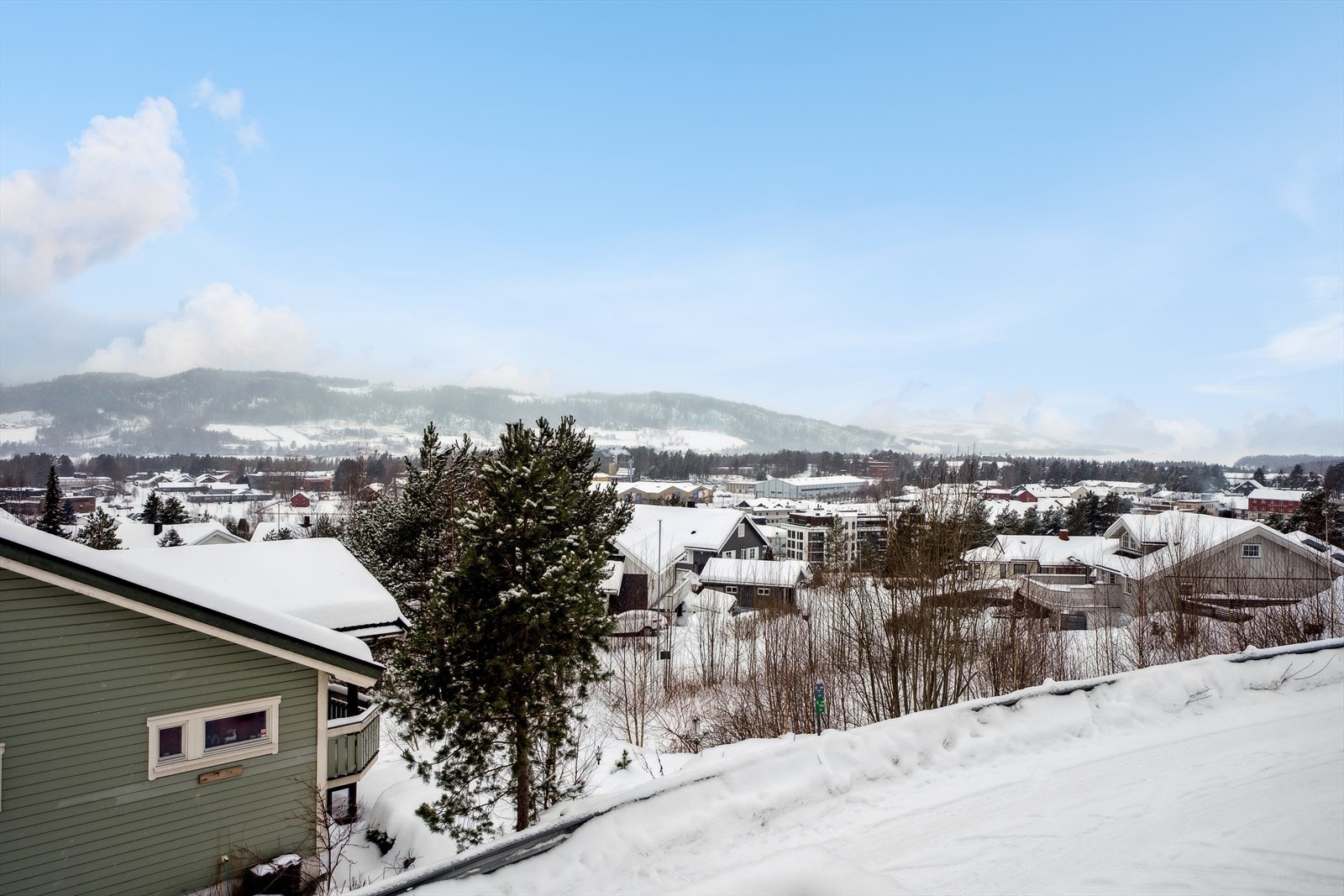 Boligen ligger i et etablert og rolig boligområde. Galleribilde
