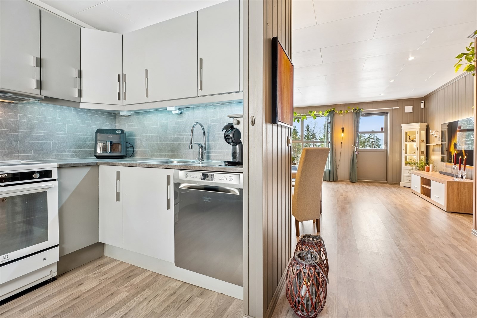 Den åpne løsningen mot stuen skaper en sosial og luftig atmosfære. Galleribilde