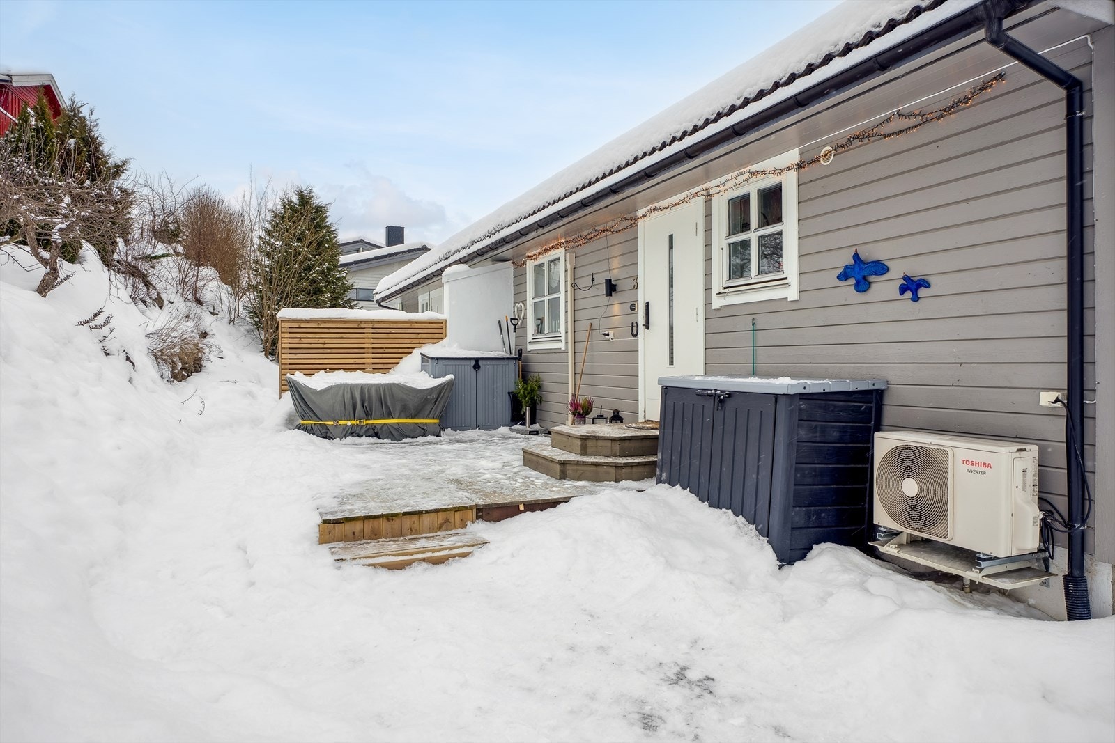Uteområdet ved inngangen gir plass for utemøbler eller ekstra oppbevaring. Galleribilde