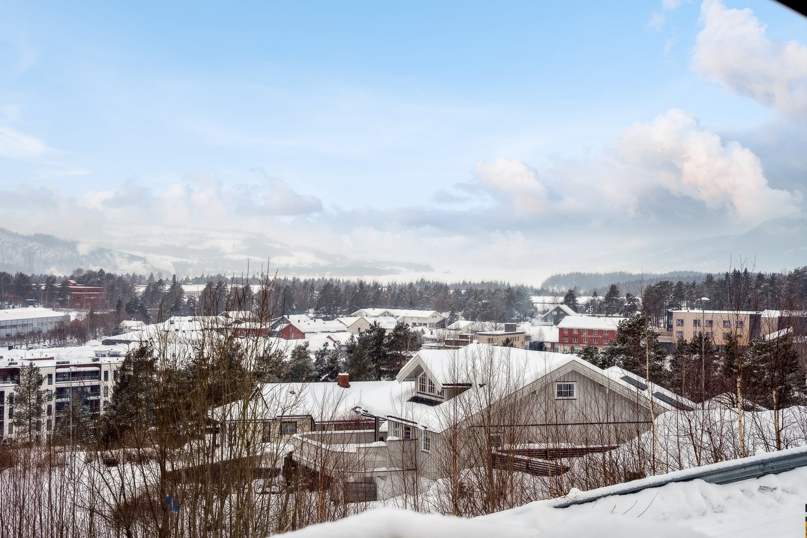 Nærområdet byr på fin natur og utsikt mot skogkledde åser. Galleribilde