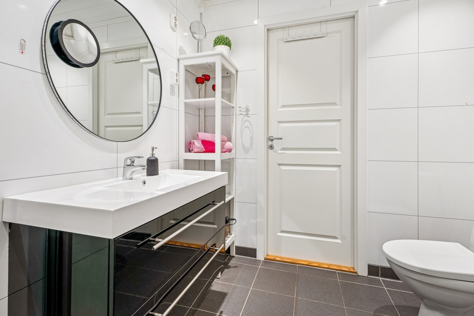 Badet er helfliset med en moderne servantinnredning med gode oppbevaringsmuligheter. Galleribilde