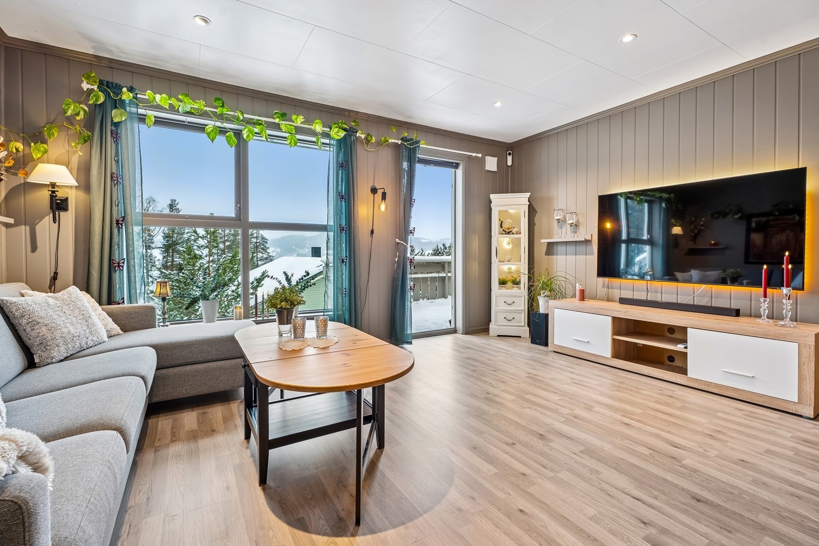 Store vindusflater slipper inn rikelig med naturlig lys og gir utsyn mot naturen. Galleribilde