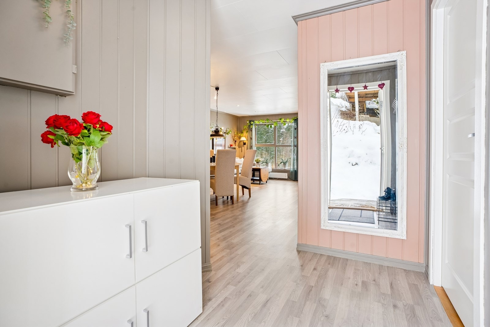 Fra entreen er det direkte tilgang til leilighetens sosiale soner. Galleribilde