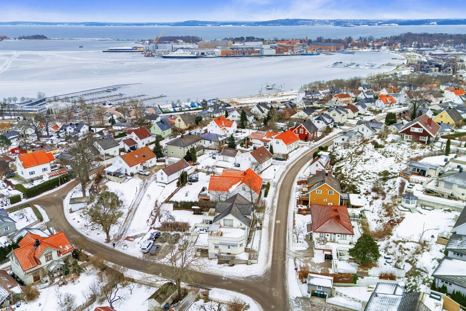 Eiendommen er beliggende sentrumsnært med både gå- og sykkelavstand til byen og til sjøen. Galleribilde