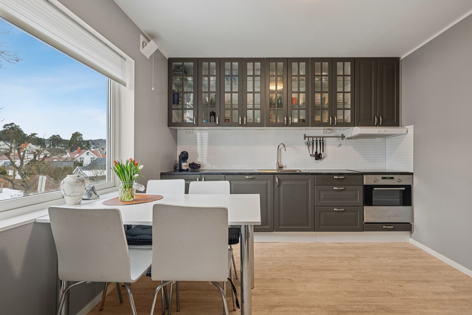 Romslig kjøkken med god plass til spisebord. Galleribilde