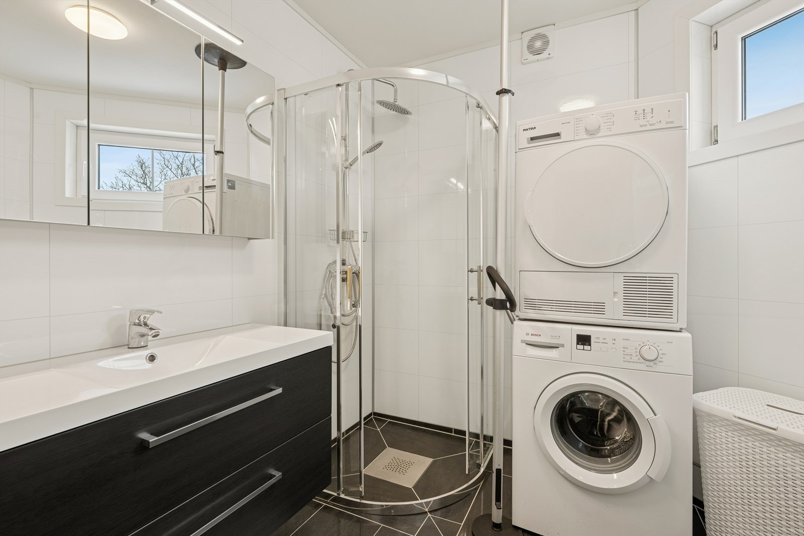 Bad fra 2022 med fliser og varmekabler på gulv. Galleribilde