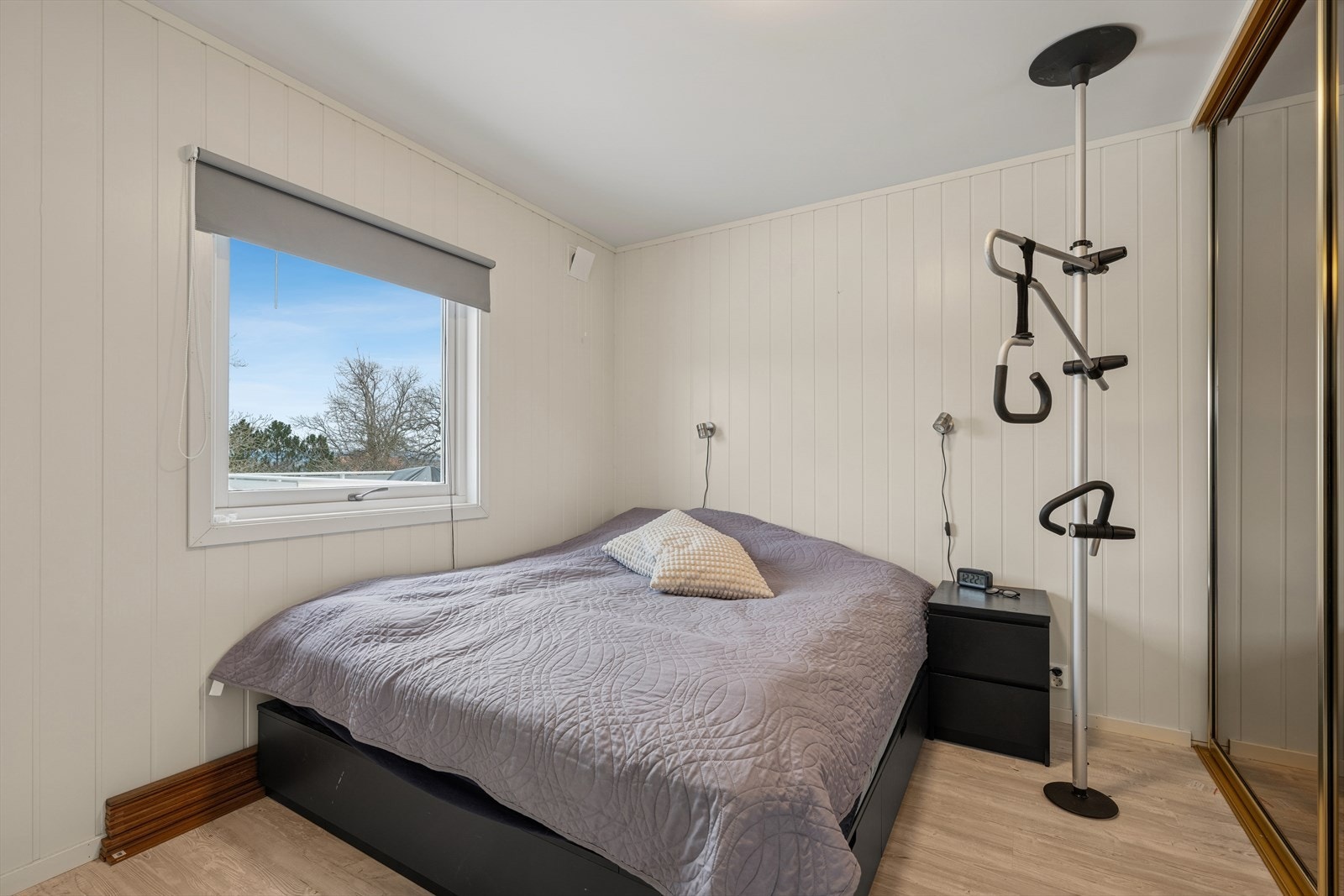 På soverommet er det stor skyvedørsgarderobe. Galleribilde