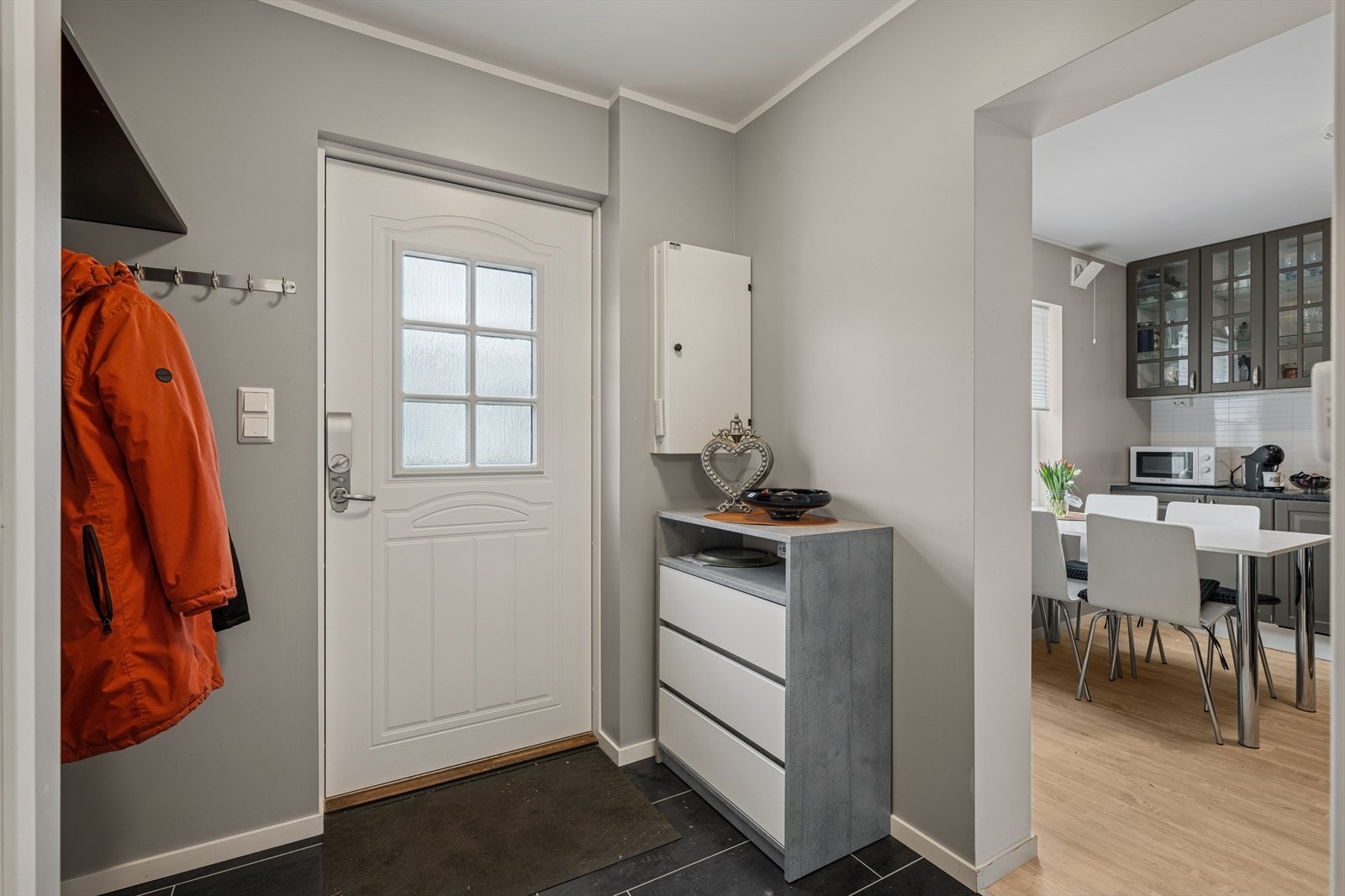 Entré med plass til oppbevaringsmøbler Galleribilde