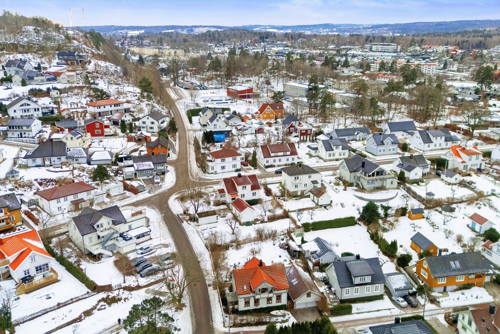 Egen parkeringsplass nedenfor leiligheten, samt felles hage på tomten. Galleribilde