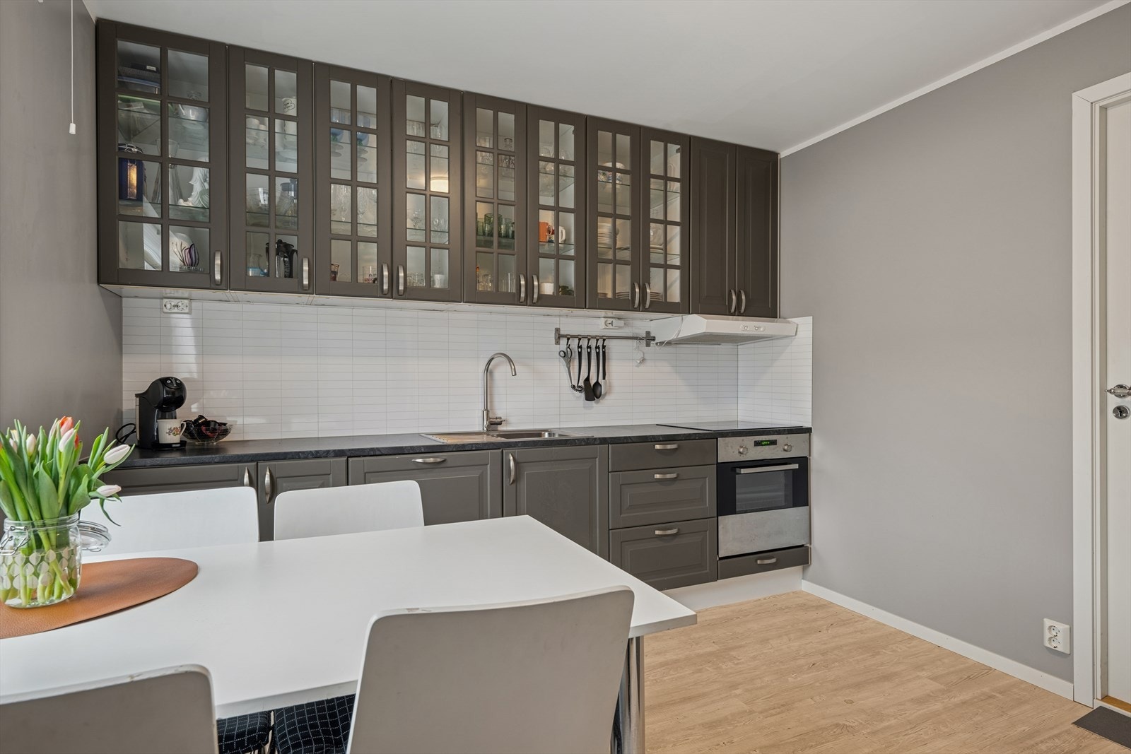 Kjøkkenet har medfølgende integrert platetopp, stekeovn, oppvaskmaskin og kjø/frys. Galleribilde