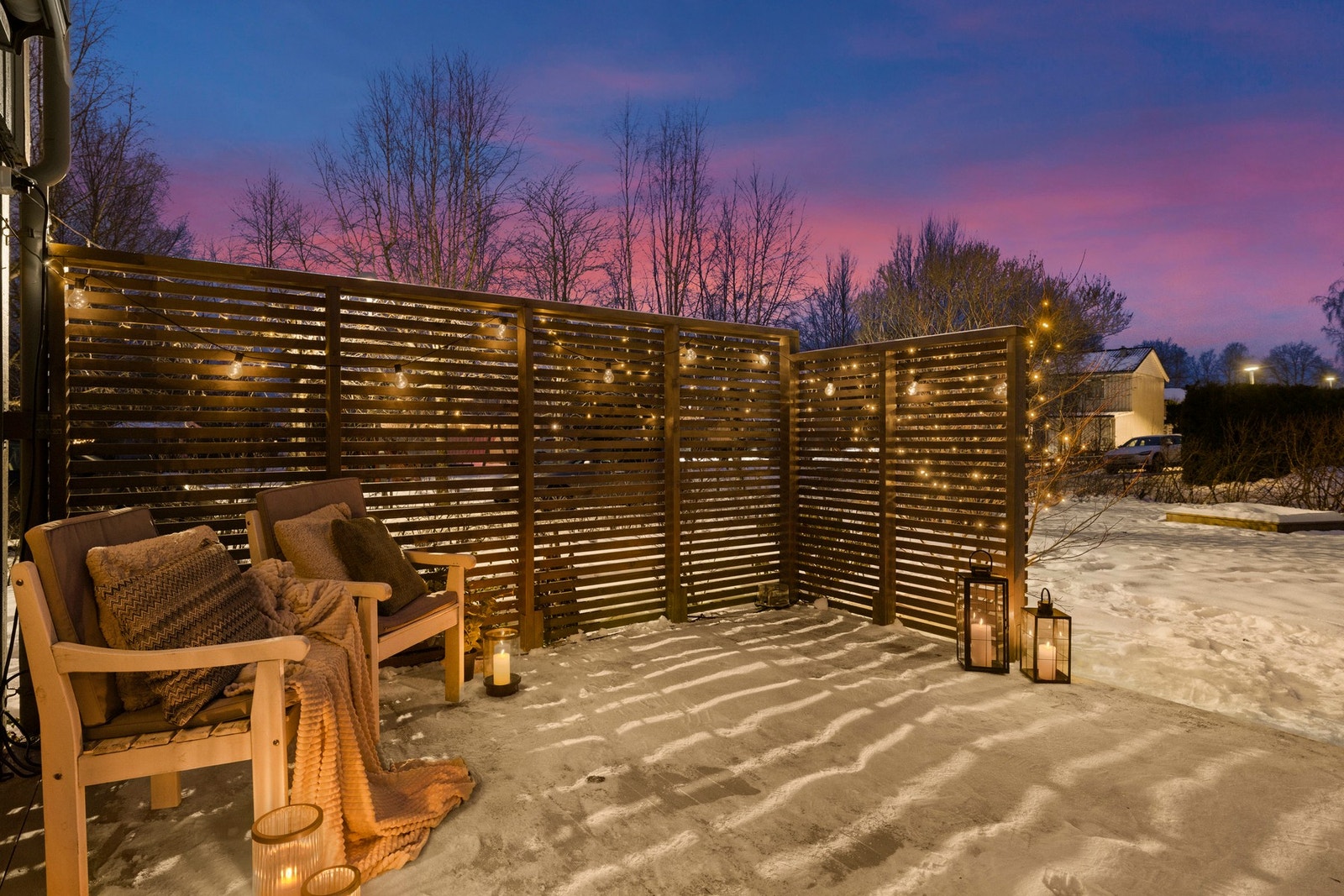 Fra stuen er det direkte utgang til en romslig vestvendt terrasse på ca. 27 m², som gir gode solforhold fra ettermiddag til kveld og et herlig uterom for avslapning og sosiale sammenkomster. Galleribilde