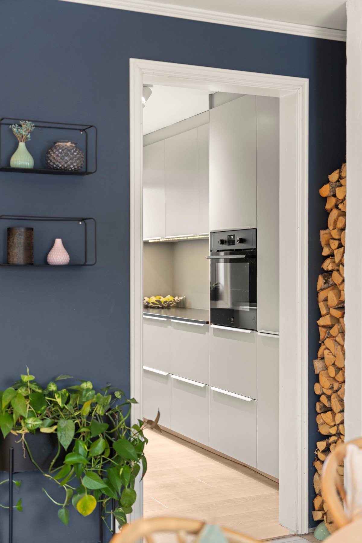 Praktisk adkomst til kjøkkenet rett ved spiseplassen i stuen, som gir enkel og naturlig flyt i hverdagen. Galleribilde