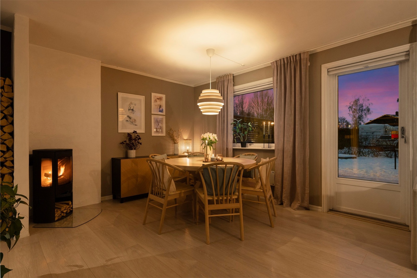 Koselig ildsted som gir rommet en lun og hyggelig atmosfære, og fungerer som et naturlig samlingspunkt. Galleribilde