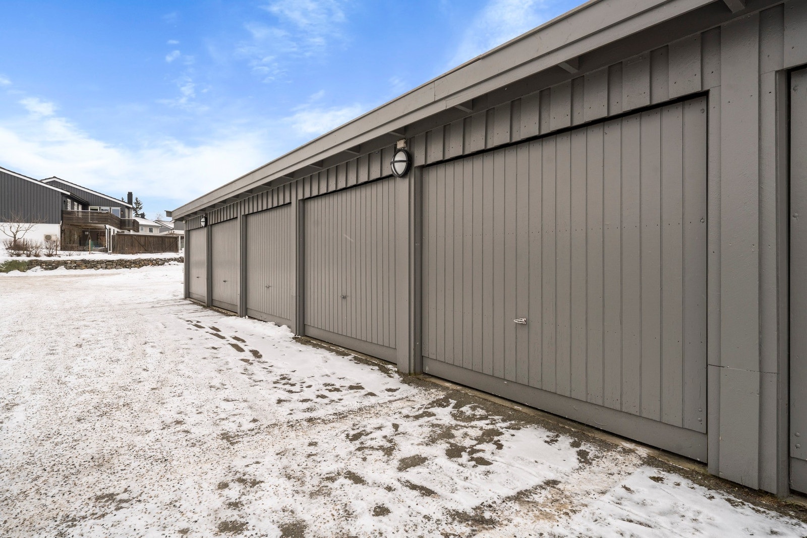 Tilhørende garasje i felles rekke med kort avstand fra boligen, som gir trygg og praktisk parkering. Galleribilde