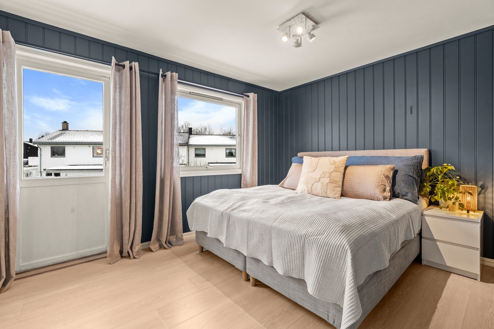 Boligen har totalt fire soverom samlet i 2. etasje, noe som skaper en praktisk og skjermet sovesone adskilt fra oppholdsrommene. Løsningen gir gode rammer for ro, privatliv og en funksjonell familiehverdag. Galleribilde