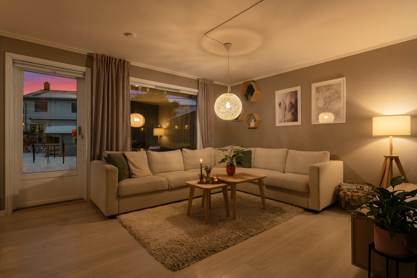 Gode møbleringsmuligheter med naturlige soner for både sofa, spisebord og øvrig innredning. Galleribilde