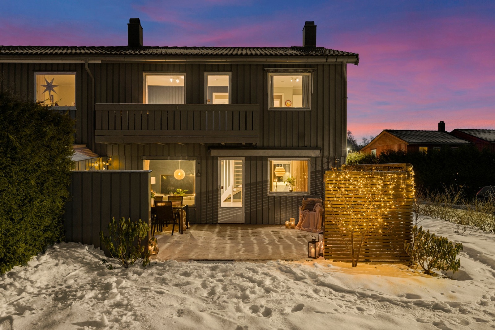 Vestvendt og solrik terrasse med tilhørende hageparti og perfekte solforhold fra ettermiddag til kveld! Galleribilde