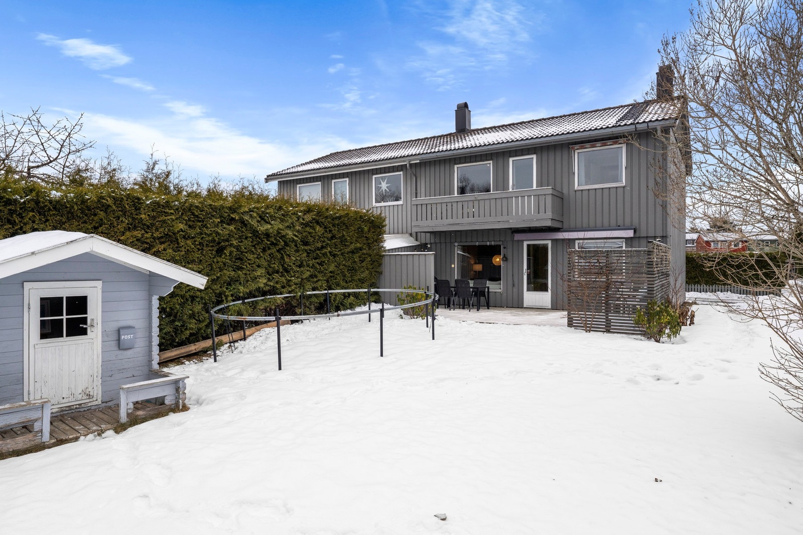 Terrassen har tilhørende pent opparbeidet hageparti som skaper en grønn og innbydende ramme rundt uteplassen, med gode bruksarealer for både lek og rekreasjon. Galleribilde