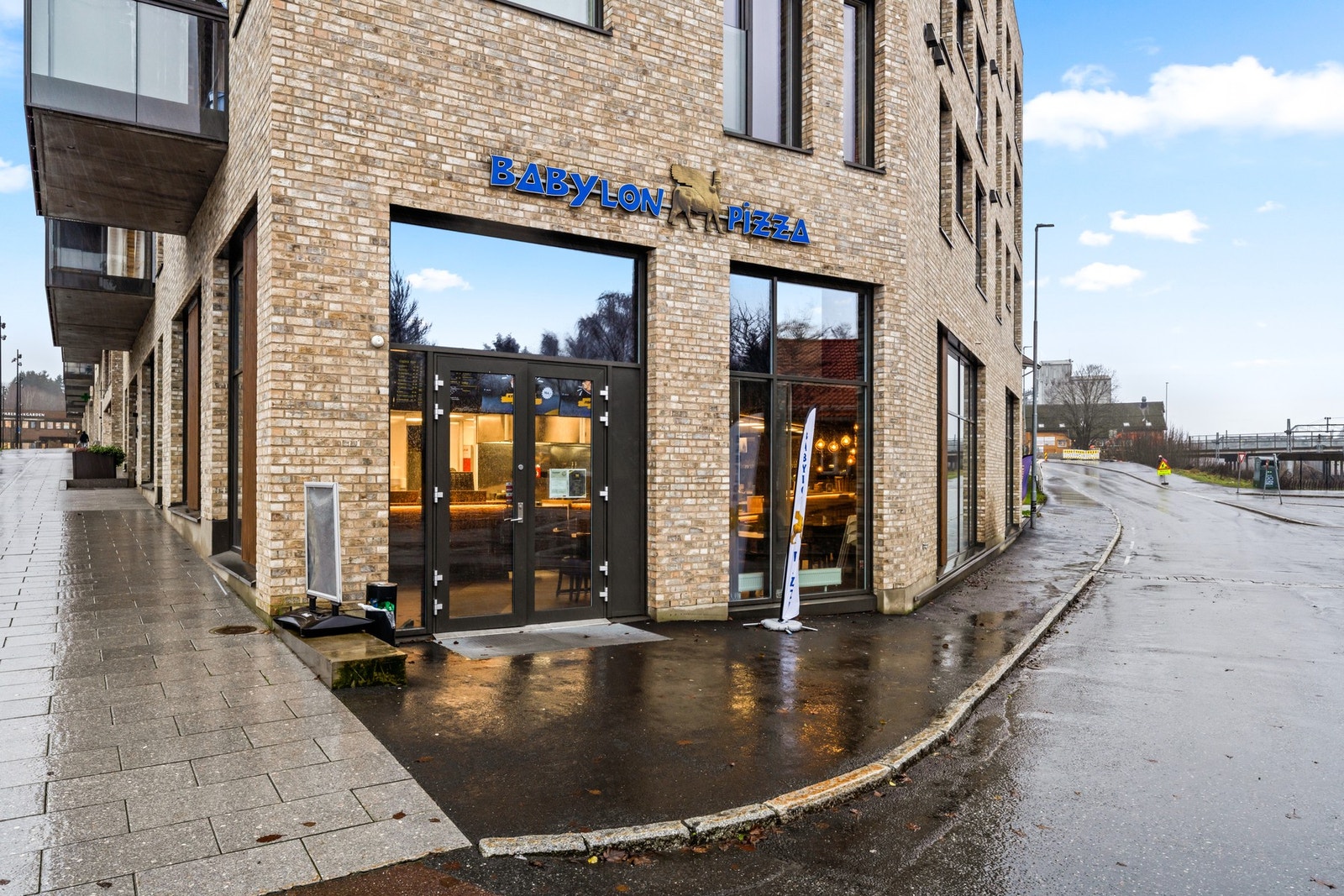 Babylon Pizza har en synlig og sentral beliggenhet i Wessel Park, med enkel adkomst rett fra gateplan. Et populært nærområdetilbud som bidrar til liv, puls og ekte byfølelse. Galleribilde