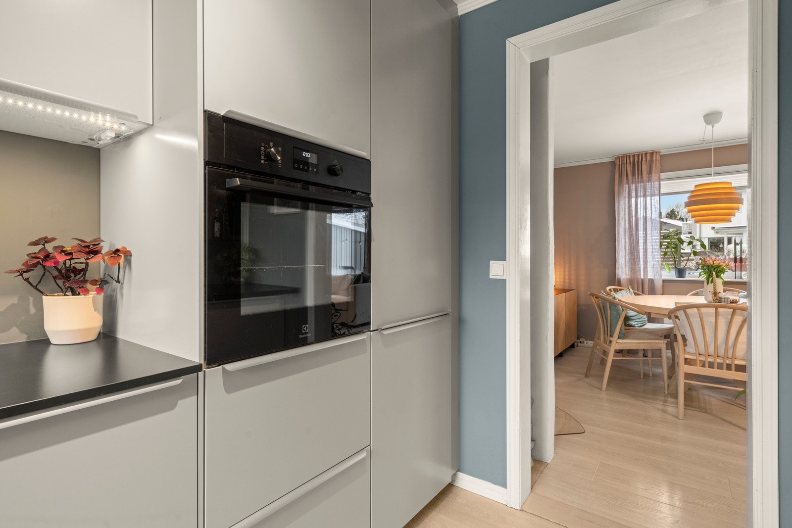 Kjøkkenet er utstyrt med kjøl og fryseskap, oppvaskmaskin, platetopp og stekeovn, og har en smart plassering med enkel adkomst rett ved spiseplassen i stuen. Innredningen er fra 2019 iht. tidligere salgsoppgave. Galleribilde