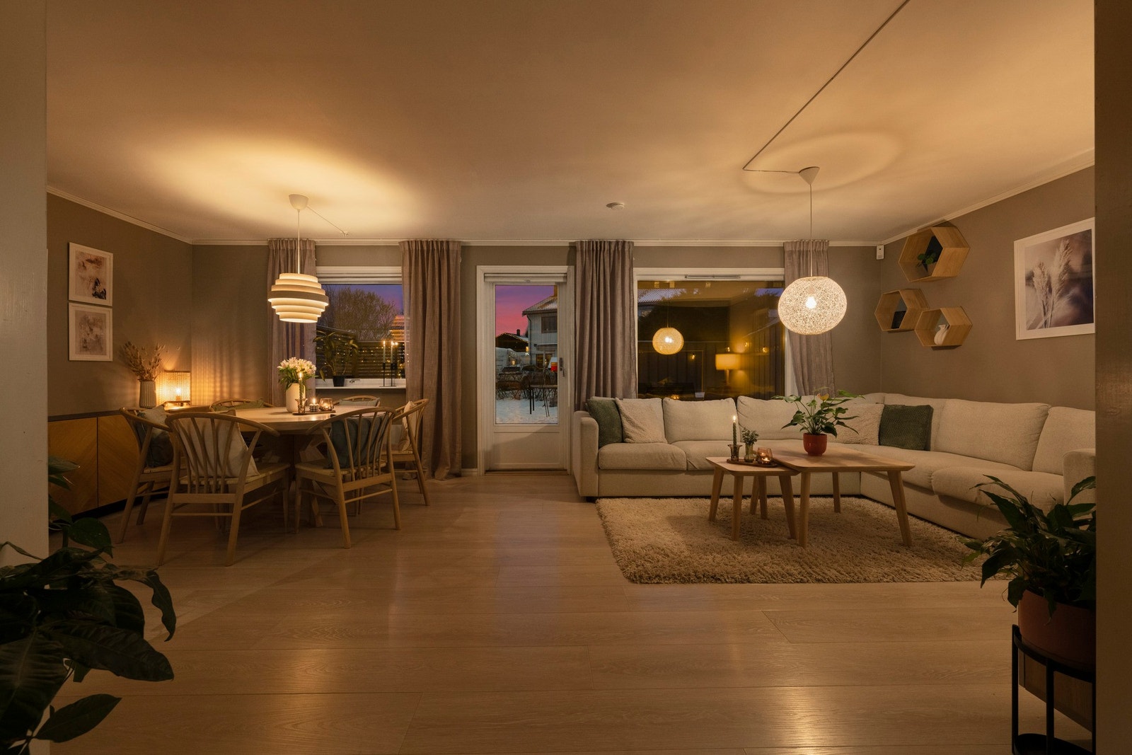 Romslig stue med god plass til både sofagruppe og spisebord, store vindusflater som gir rikelig med naturlig lys og en luftig romfølelse. Galleribilde