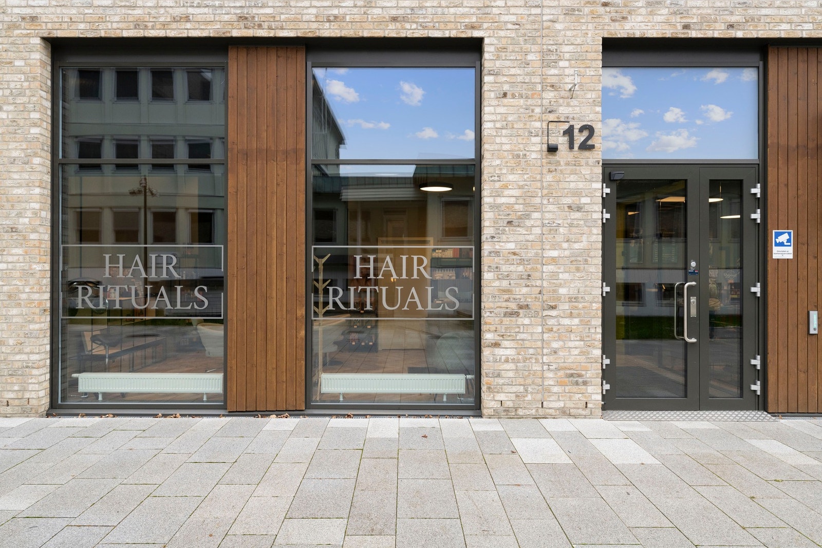 I umiddelbar nærhet ligger Hair Rituals i moderne og innbydende lokaler på Wessel Park. Et attraktivt nærsenter med stilrene fasader, gode møteplasser og servicetilbud som bidrar til et levende og urbant nærmiljø. Galleribilde