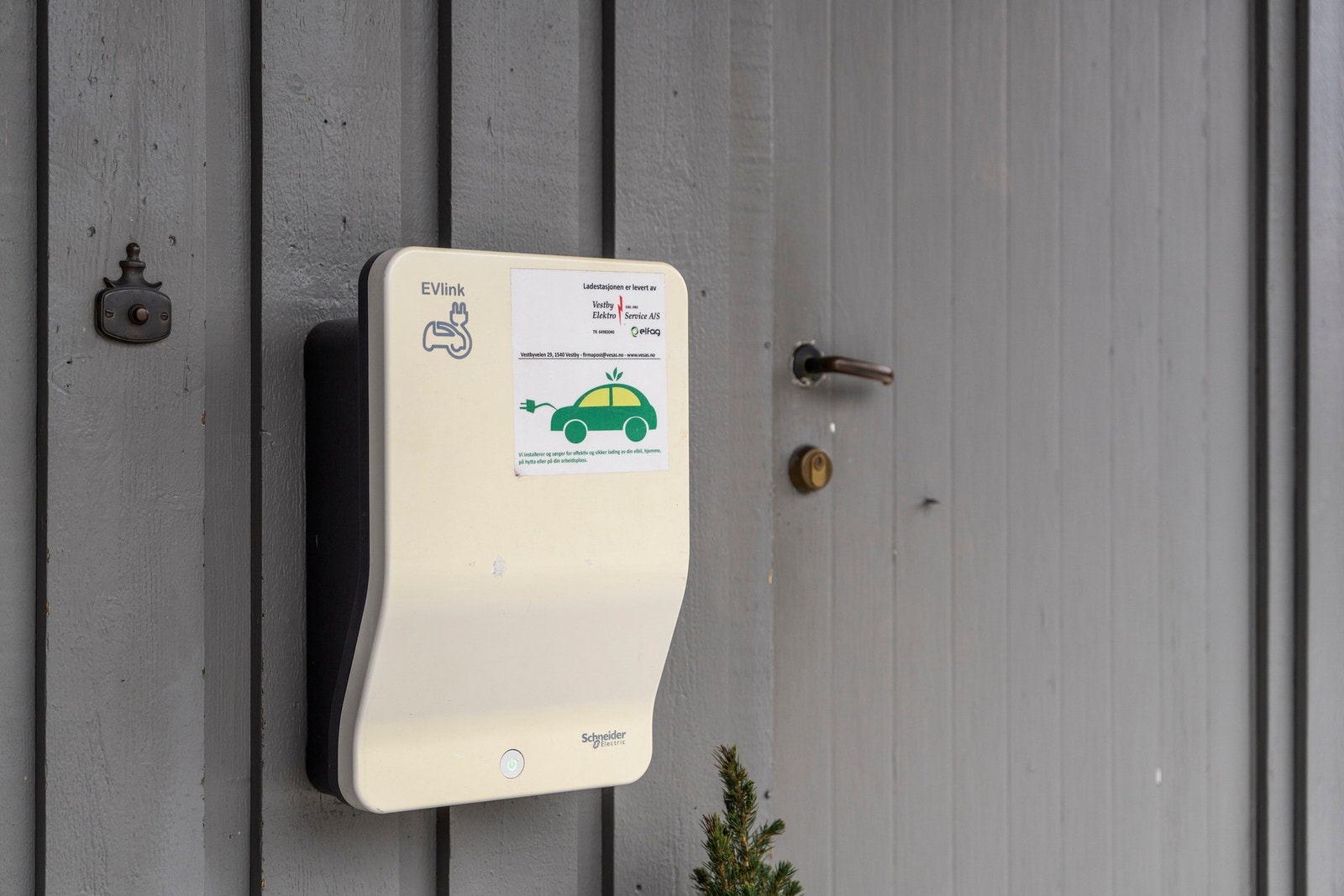 Egen biloppstillingsplass med installert elbillader gir en komfortabel og fremtidsrettet parkeringsløsning. Galleribilde