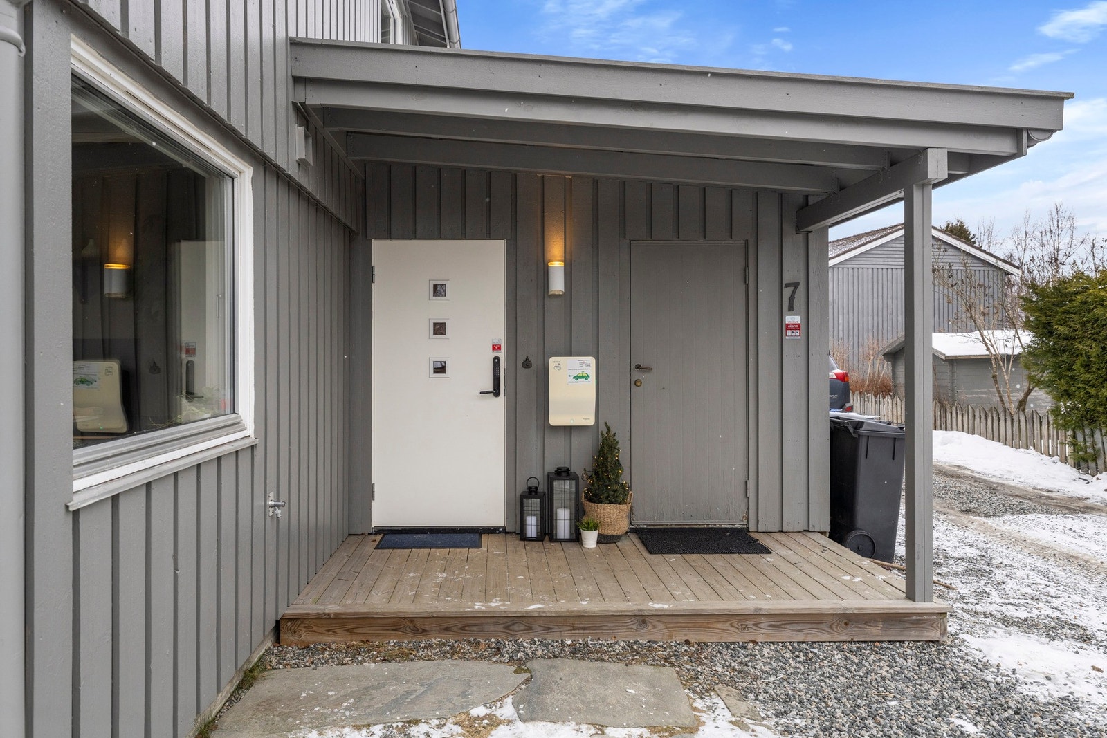 Overbygget inngangsparti med biloppstillingsplass rett utenfor døren, som gir enkel adkomst og en praktisk hverdag. Galleribilde