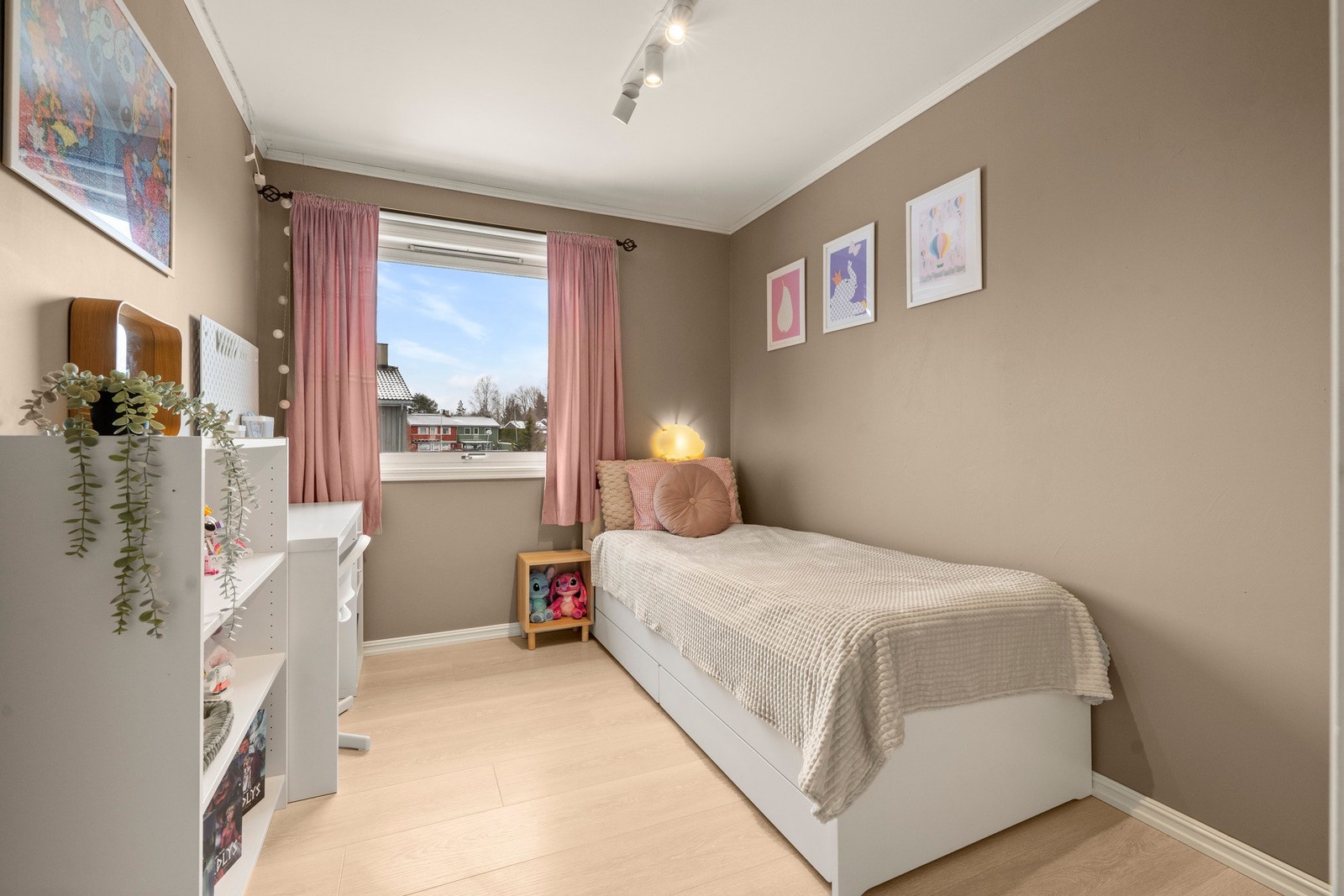 De øvrige soverommene er av god størrelse og lett møblerbare, med fleksible bruksmuligheter som barnerom, gjesterom eller hjemmekontor etter behov. Galleribilde