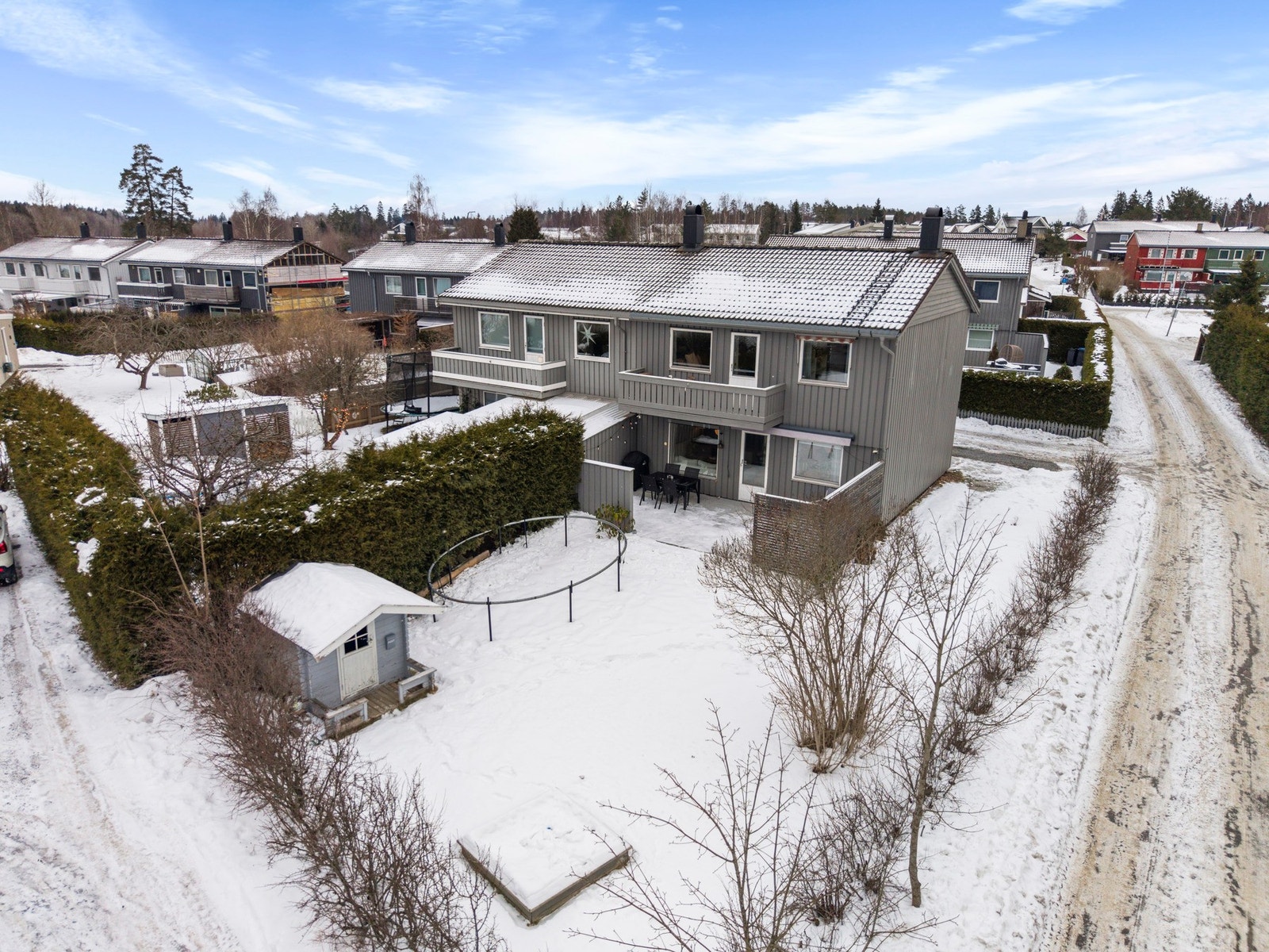 Pent opparbeidet tomt på 370 m² med gressplen og variert beplantning som gir et ryddig, innbydende og lettstelt Galleribilde