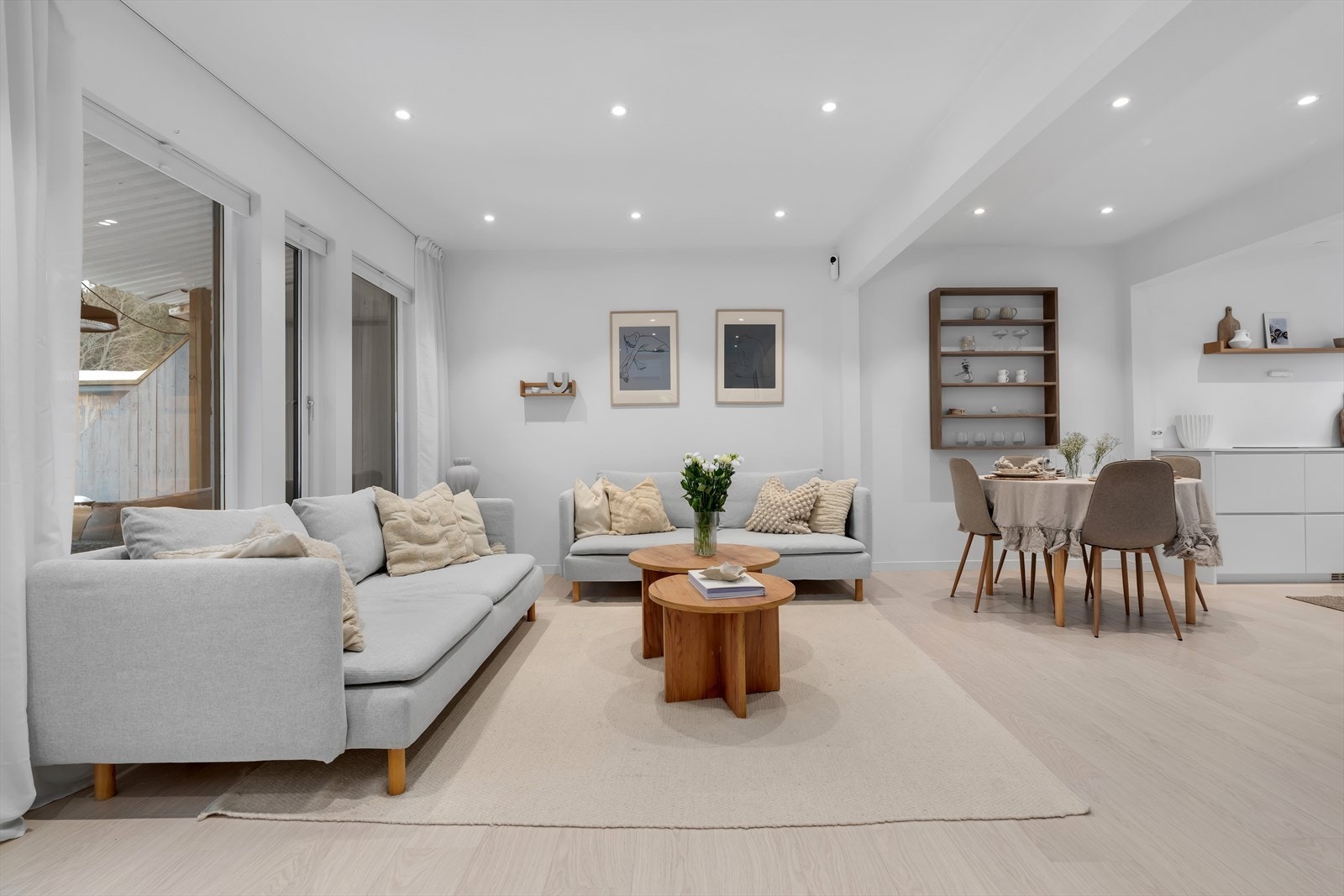 I taket finner du spotter som var nye i 2022 som gir et moderne uttrykk og god belysning. Galleribilde