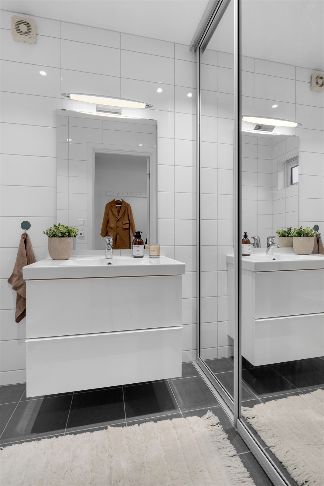 Det er praktisk innredet med speildekkede skyvedører som skjuler plass til vaskemaskin, noe som gir en ryddig og plassbesparende løsning. Galleribilde