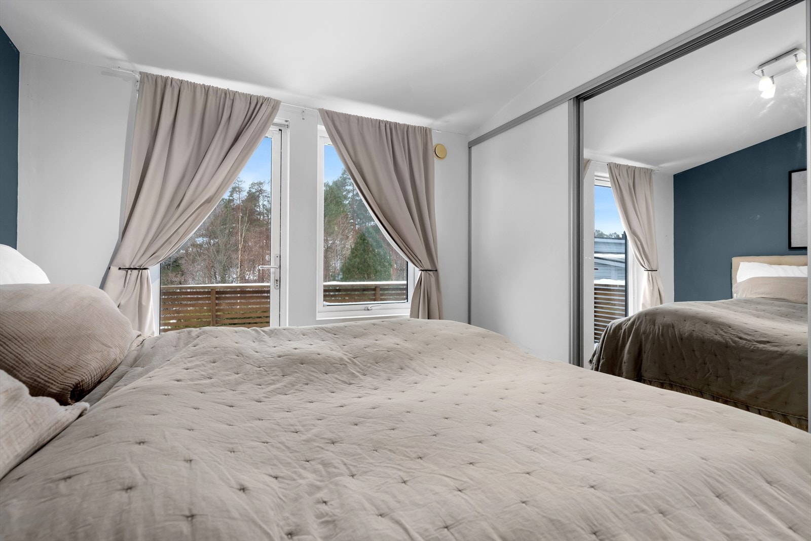 Det er utstyrt med en praktisk skyvedørsgarderobe som gir rikelig med oppbevaringsplass og et ryddig uttrykk. Fra dette rommet er det adkomst til en romslig veranda, perfekt for å nyte frisk luft og utsikten. Galleribilde