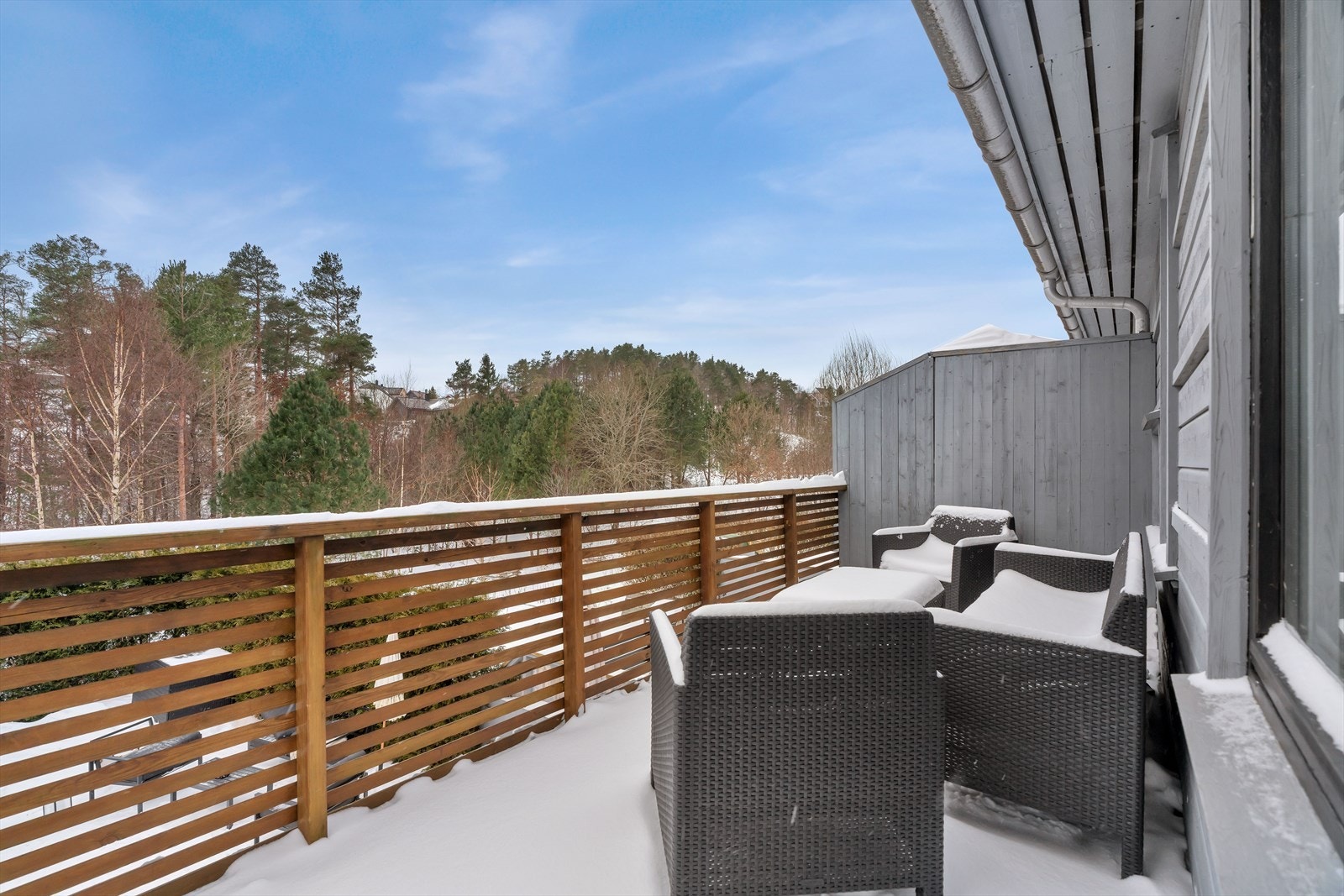 Terrassen oppe har utmerket solforhold helt til ca. kl. 21.00, noe som gjør den perfekt for å nyte kvelden og solnedgangen. Galleribilde