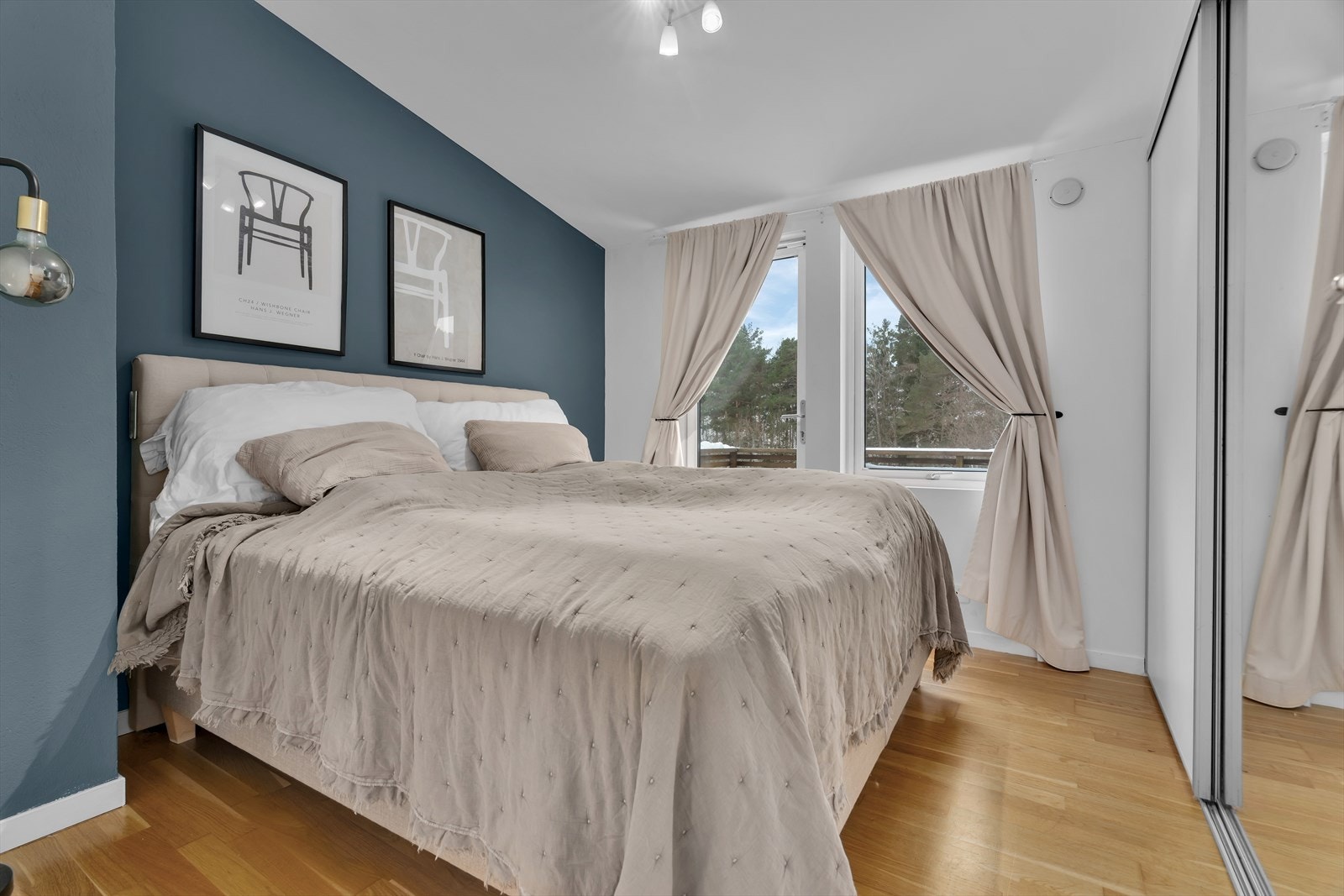 Boligen har 3 soverom, alle samlet på samme flate i 2. etasje. Hovedsoverommet er romslig og har god plass til en dobbeltseng. Galleribilde