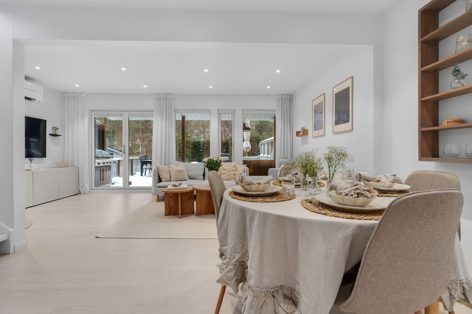 Rommet får mye naturlig lys gjennom store vindusflater og har adkomst til en herlig uteplass hvor man kan nyte utendørs arealene. Galleribilde