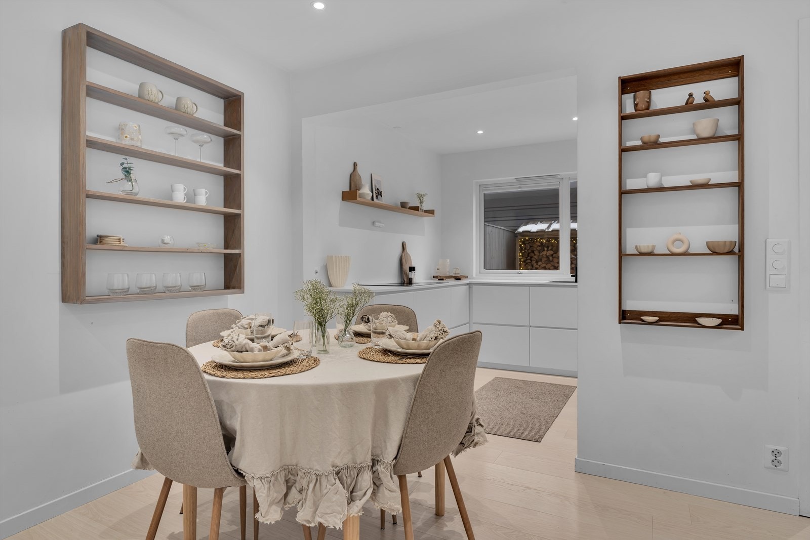 Kjøkkenet er moderne, lyst og funksjonelt, med integrerte hvitevarer som kjøleskap, stekeovn/topp og oppvaskmaskin. Galleribilde