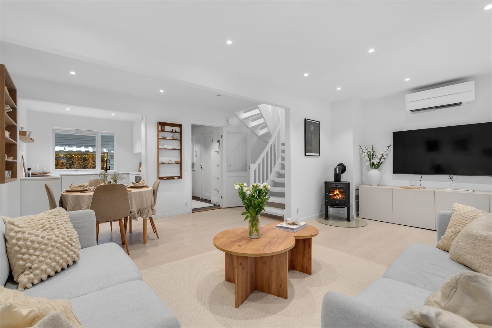 Stuen er moderne og gjennomført med flere komfortable løsninger for oppvarming, som en luft-til-luft varmepumpe fra 2024 og en vedovn som skaper en koselig atmosfære. Det er også varmekabler i gulvet for ekstra komfort. Galleribilde