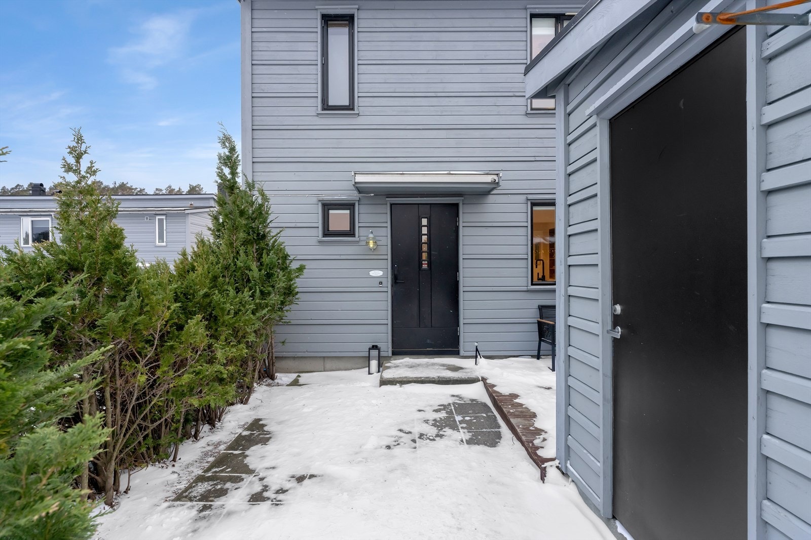 Nærområdet har mye å by på for både store og små. Her finner du lekeplasser, ballbane, turstier, barnehager, skoler og dagligvarebutikker i umiddelbar nærhet. Galleribilde